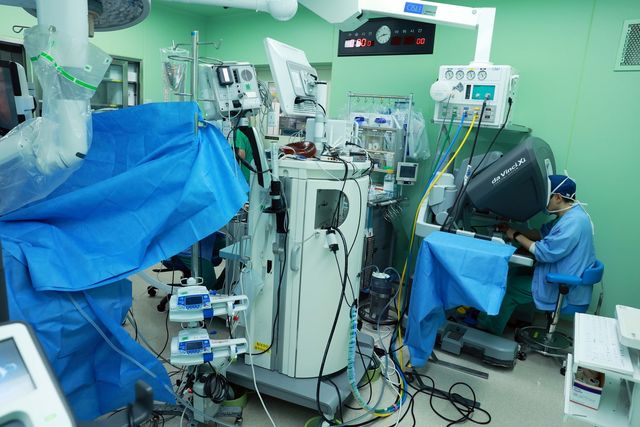 (서울=연합뉴스) 함원식 세브란스병원 로봇내시경수술센터 소장(비뇨의학과 교수)이 로봇수술을 진행 중이다. 2026.04.21. [세브란스병원 제공. 재판매 및 DB 금지]