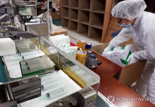 포장되는 주사기들