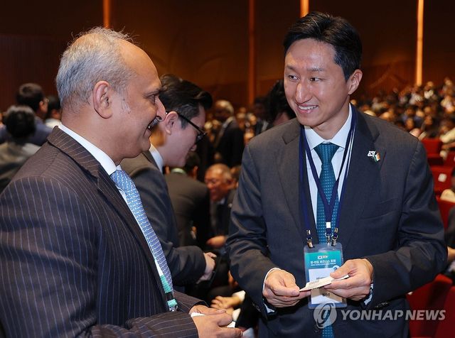 인도 기업인과 인사하는 정기선 HD현대 회장