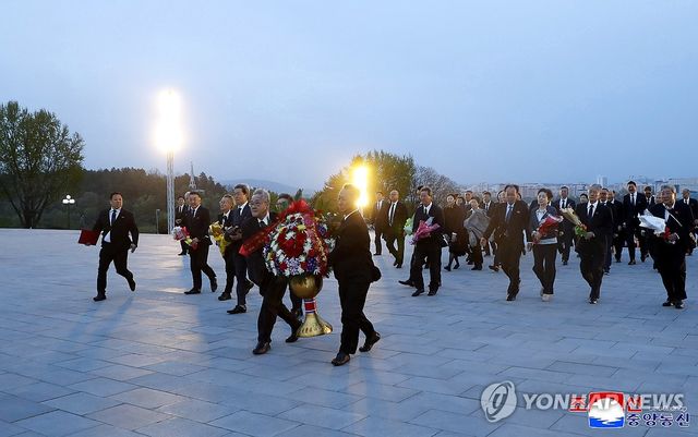 재일본조선상공인대표단, 김일성·김정일 동상에 헌화