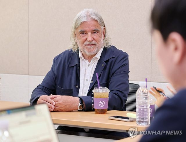 질문 듣는 하인츠 야니쉬