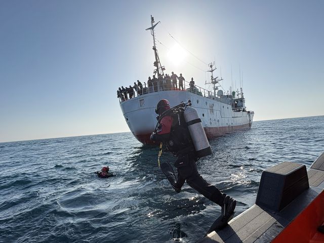 부유물 제거 작업 위해 입수 중인 해경