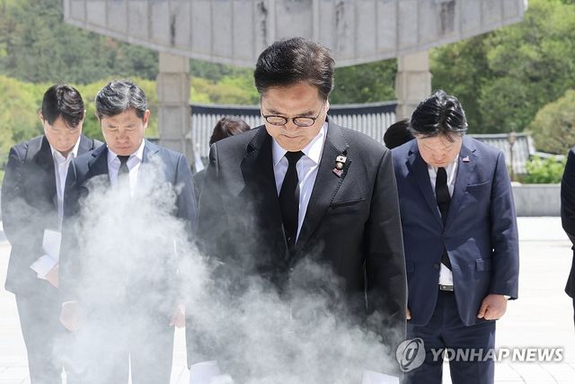 5·18 묘역서 참배하는 우원식 국회의장