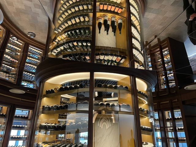 파블로 입구의 대형 와인 타워