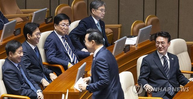 박홍근 기획처 장관의 '전쟁 추경' 명쾌한 정부 동의에 미소짓는 김민석 총리