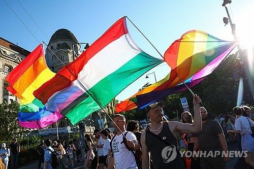 오르반 정부의 금지 조치에 아랑곳 않고 2025년 6월 헝가리 부다페스트에서 열린 성소수자 행진 '부다페스트 프라이드' [로이터 연합뉴스. 재판매 및 DB 금지]