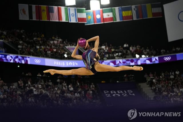 2024 파리 올림픽 리듬체조에서 볼연기를 펼치는 베라 투골루코바 
