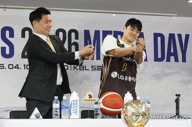 세리머니 보여주는 LG