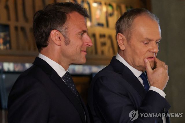 20일(현지시간) 폴란드 그단스크에서 만난 마크롱(왼쪽)과 투스크