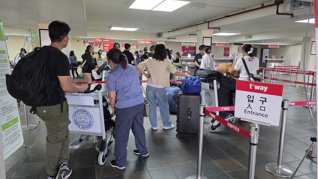 출국하는 한국인들