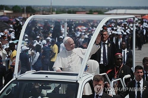 앙골라 사우리모 과장에서 미사를 집전하기 위해 도착한 교황 