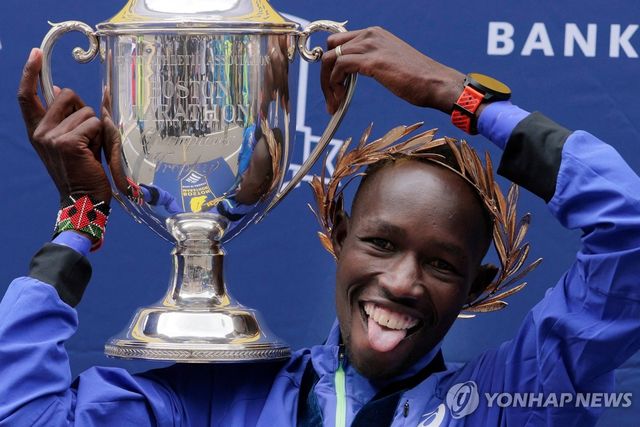 2026 보스턴 마라톤에서 우승한 존 코리르