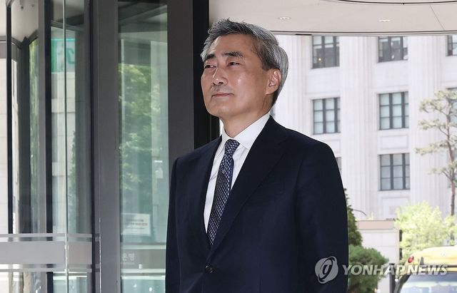 출근하는 신현송 한국은행 총재