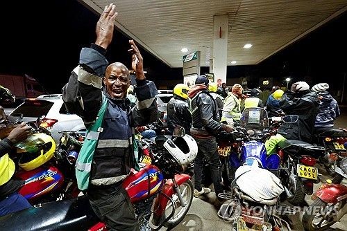 4월 14일 케냐 나이로비 주유소에 줄 선 시민들