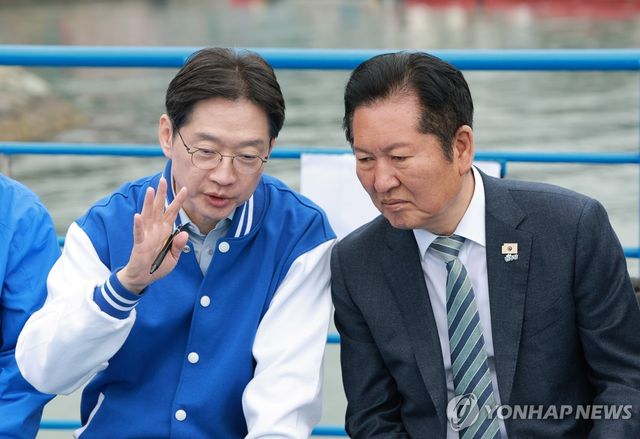 대화하는 민주당 정청래 대표와 김경수 경남지사 후보