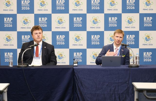 발언하는 체코 당국자 