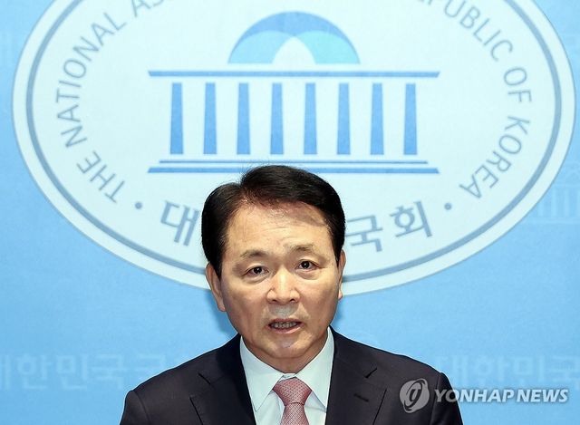 기자회견하는 성일종 국회 국방위원장