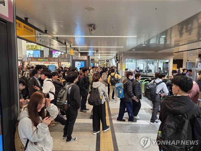 일본 혼슈 동쪽 해역에서 발생한 규모 7.7 지진 여파에 혼잡한 센다이역