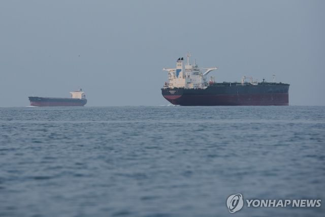 호르무즈 해협에 닻을 내리고 있는 유조선