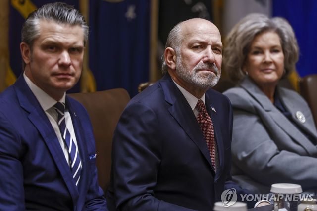 왼쪽부터 미국의 헤그세스 국방장관, 러트닉 상무장관, 와일스 백악관 비서실장 