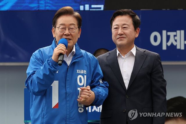 김용남 전 의원과 소개하는 이재명 후보