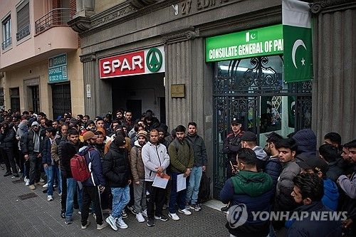 영주권 신청을 위해 스페인 바로셀로나의 파키스탄 영사관 앞에 줄을 선 이주민들 [AP 연합뉴스 자료사진. 재판매 및 DB 금지] 