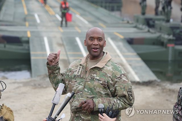 임진강 찾은 브런슨 한미연합사령관