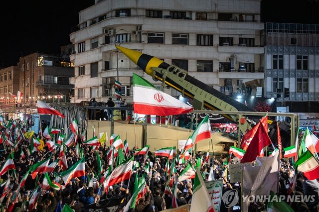 신형 미사일을 둘러싼 채 테헤란 시내를 행진하는 이란 시민들
