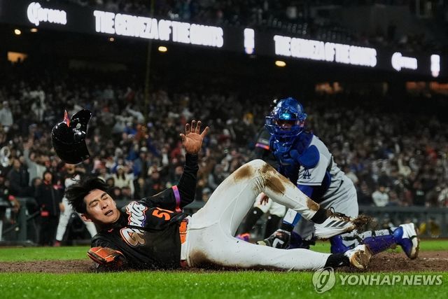 홈에 쇄도했다가 아쉽게 아웃된 이정후 