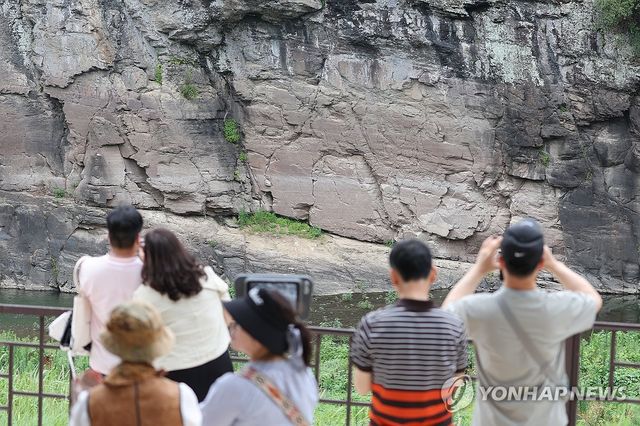 반구대 암각화 보러 온 관람객들