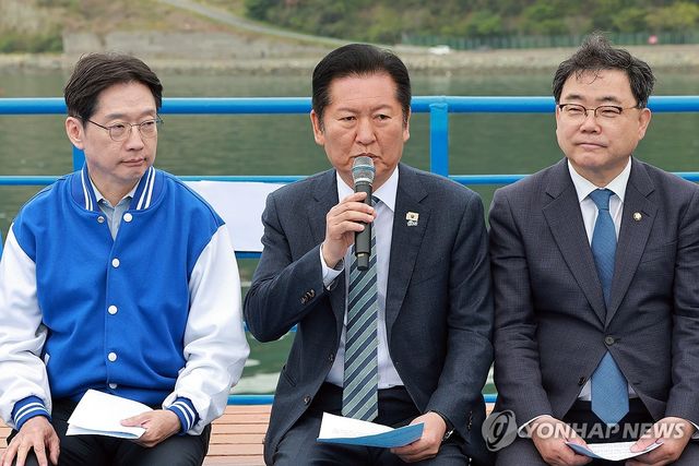 더불어민주당 선상 최고위원회의에서 발언하는 정청래 대표