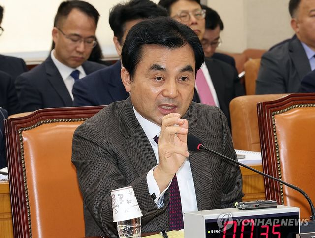 질의에 답하는 안규백 국방부 장관