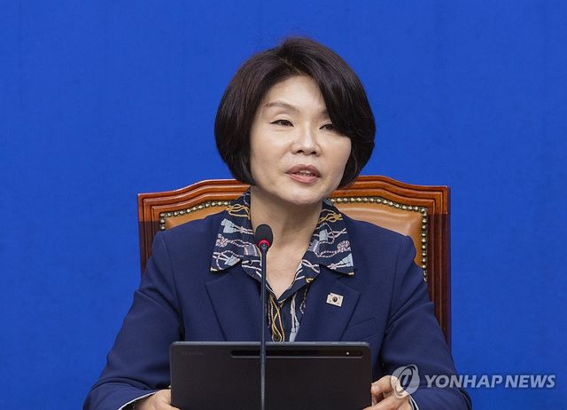 민주당, 6ㆍ3 지방선거 공약 기조 설명하는 한정애 정책위의장