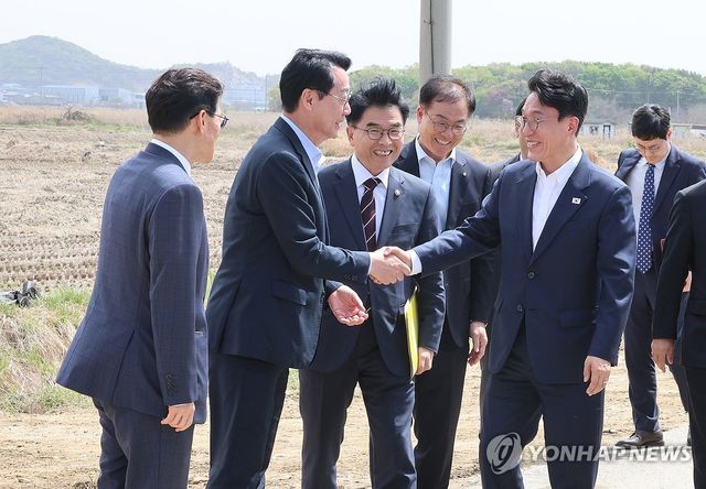 정명근 화성시장과 인사하는 김민석　국무총리