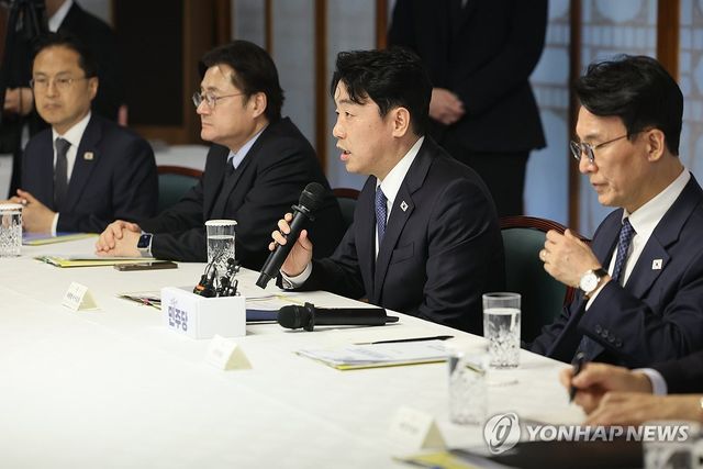 발언하는 강훈식 비서실장