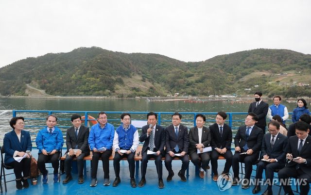 여객선에서 열린 민주당 선상 최고위원회의