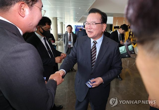 정보통신업계 관계자들과 인사하는 김부겸