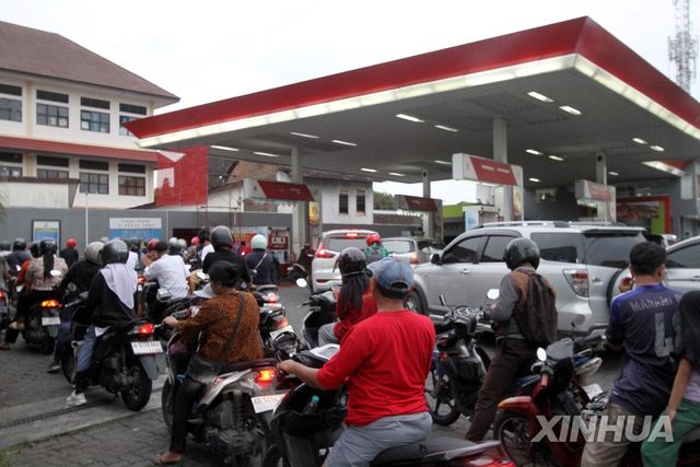 주유를 위해 기다리고 있는 인도네시아 오토바이 운전자들