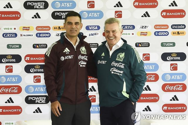 멕시코 축구대표팀의 하비에르 아기레 감독(오른쪽)과 라파엘 마르케스 수석코치.
