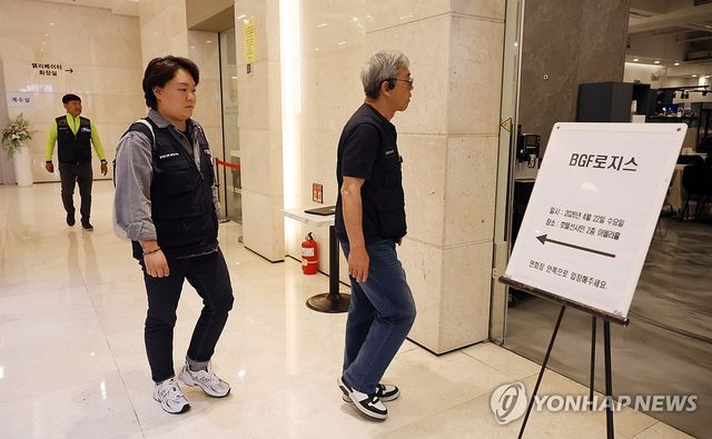 상견례장 들어가는 화물연대 관계자들