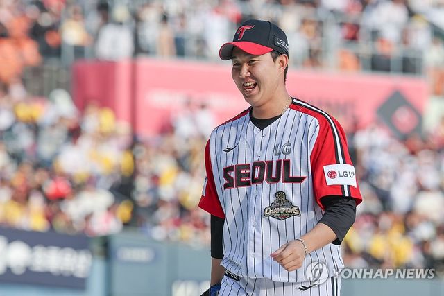 삼진으로 만루 위기 넘긴 유영찬