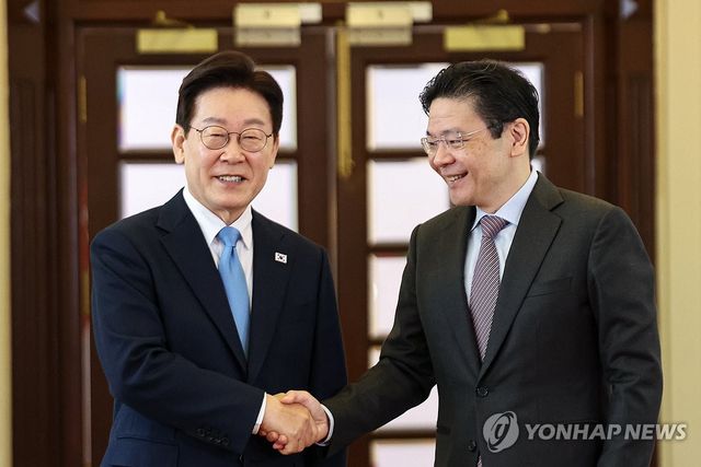 악수하는 한-싱가포르 정상