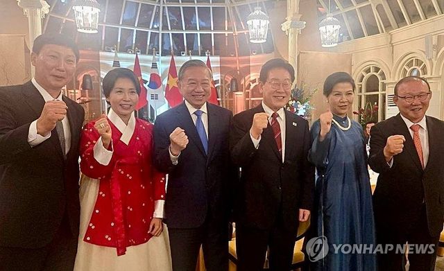 이재명 대통령 부부, 베트남 축구 전·현직 레전드 감독과 기념사진