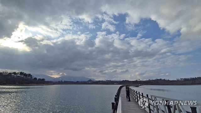 오늘 날씨는 구름 많음