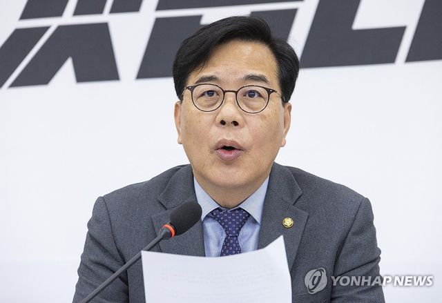 기자간담회 하는 국민의힘 송언석 원내대표