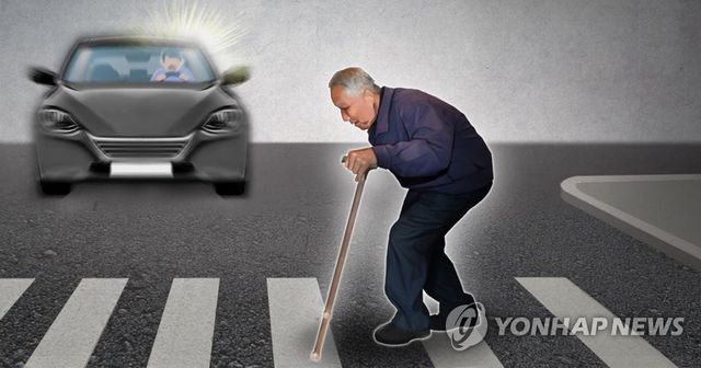 횡단보도 건너는 어르신(PG)