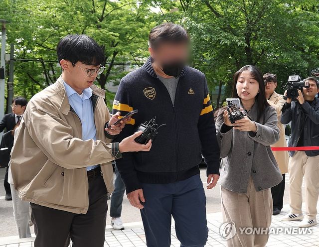 '뇌물공여 혐의' 인플루언서 남편, 영장실질심사 출석