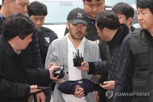 법정으로 이동하는 박왕열