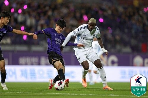 안양 이태희(왼쪽), 울산 말컹의 경합