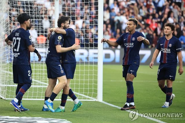 흐비차 크바라츠헬리아(7번)의 쐐기 골에 기뻐하는 PSG 선수들